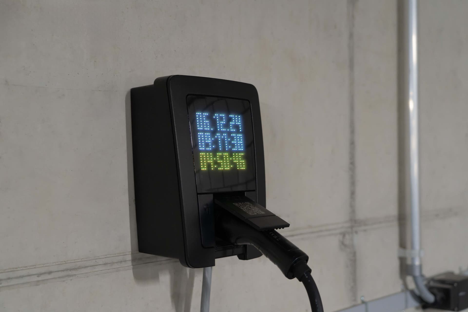 Detalle de un punto de recarga con la información de carga en pantalla en Bétera