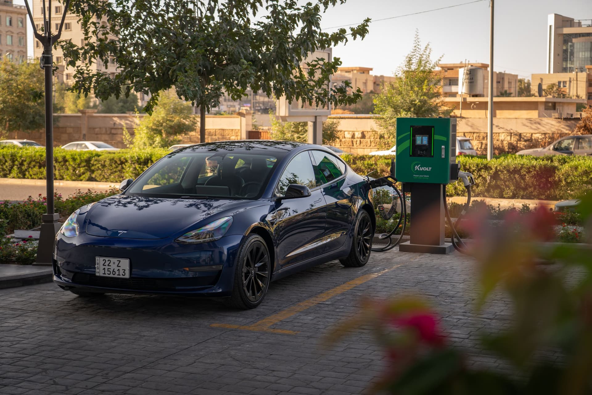 Coche eléctrico cargando en una estación de recarga urbana en Bétera