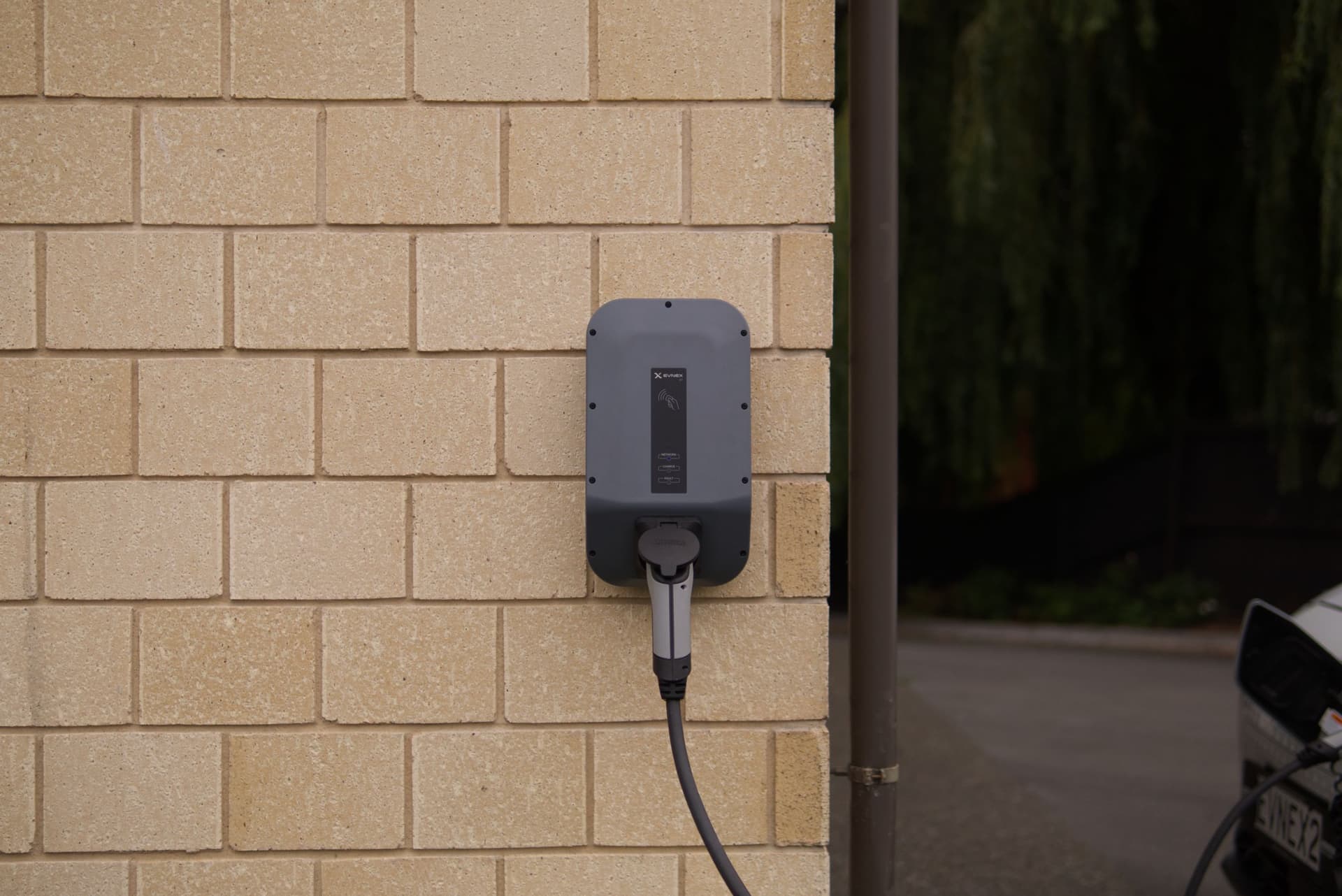 Punto de recarga de pared (wallbox) para coche eléctrico instalado en una vivienda